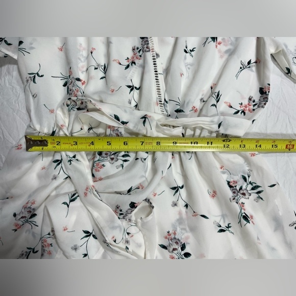 Sienna Sky white floral wrap waist V-neck blouse women’s size L - Picture 13 of 17